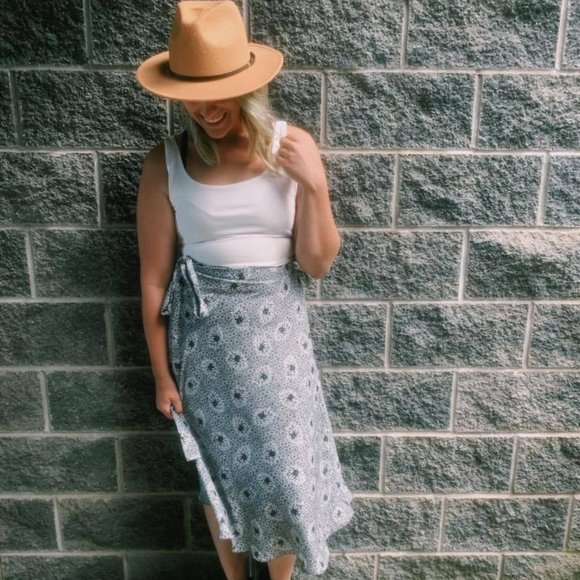 Versatile spring and summer thrifted articles - Picture 1 of 1